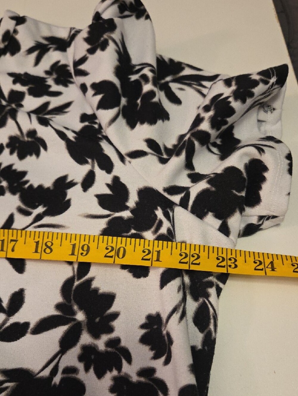 Liz Claiborne White Short-Sleeve Top with Black Floral Print XXL - Picture 9 of 12